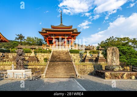 Die malerischen Schritte zum Westtor des Kiyomizudera-Tempels, einer der beliebtesten Wahrzeichen von Kyoto und UNESCO-Weltkulturerbe, Kyoto, Japan Stockfoto