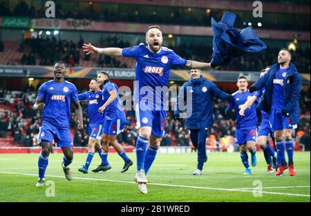 London, Großbritannien. Februar 2020. London, Großbritannien, 27. FEBRUAR Mathieu Valbuena von Olympiacos feiert ihren Sieg nach der Europa League-Runde mit 32 2. Etappe zwischen Arsenal und Olympiakos im Emirates-Stadion, London, England am 27. Februar 2020. Credit: Action Foto Sport/Alamy Live News Stockfoto