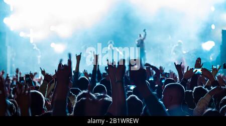 Publikumsmagnet Menschen heben die Hände genießen Live-Musik-Festival-Konzert-Veranstaltung. Stockfoto