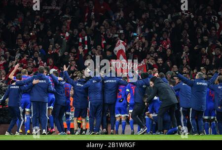 London, Großbritannien. Februar 2020. Olympiacos feiern in vollem Umfang während des 2. Beinspiels der UEFA Europa League zwischen Arsenal und Olympiacos im Emirates-Stadion, London, England am 27. Februar 2020. Foto von Andy Rowland. Kredit: Prime Media Images/Alamy Live News Stockfoto