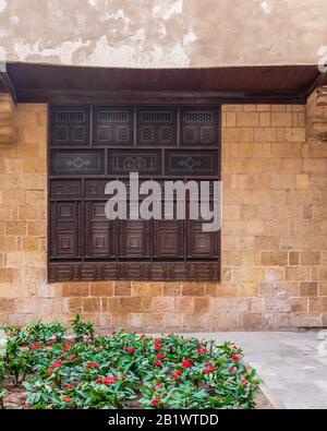 Holz-Arabeske-Fenster, Mashrabiya, in Außensteinen Mauer aus Stein der ottomanischen Zeit altes historisches Gebäude El Sehemy, Moez Street, Kairo, Ägypten Stockfoto