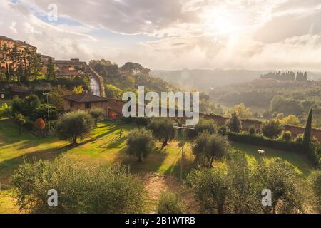 Blick von der Stadtmauer mit schöner Landschaft. Italien Stockfoto