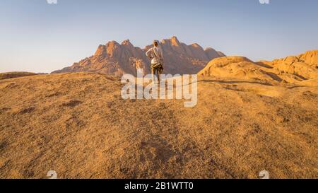 Die Pondoks in der Nähe des Spitzkope-Berges in Namibia. Stockfoto