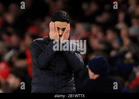 Arsenal-Cheftrainer Mikael Arteta reagiert und deckt sein Gesicht, das niedergeschlagen ist, nachdem Youssef El-Arabi von Olympiakos das zweite Tor seiner Mannschaft spät in der Verlängerung erzielt hat. UEFA Europa League, Runde 32, Spiel der 2. Etappe, Arsenal gegen Olympiacos im Emirates Stadium in London am Donnerstag, 27. Februar 2020. Dieses Bild darf nur für redaktionelle Zwecke verwendet werden. Nur redaktionelle Nutzung, Lizenz für kommerzielle Nutzung erforderlich. Keine Verwendung bei Wetten, Spielen oder Einzelpublikationen für Vereine/Liga/Spieler. Pic von Steffan Bowen/Andrew Orchard Sportfotografie/Alamy Live News Stockfoto