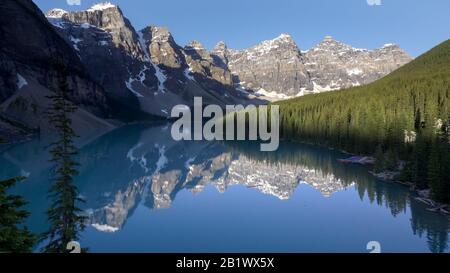 Ein frühmorgendlicher Blick auf die Moränensee im nationalpark banff in kanada Stockfoto