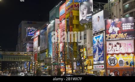 Tokio, JAPAN - 20. APRIL 2018: Ein nächtlicher Blick auf eine Straße in tokios so genannter Elektrostadt, dem akihabara-viertel - beliebt bei Spielern und Fans Stockfoto