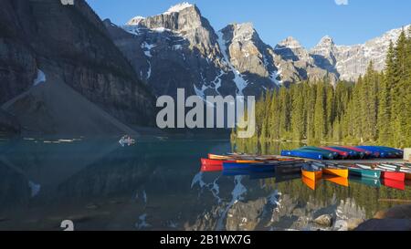 Ein morgendlicher Schuss von Touristen, die ein Kanu auf Moränensee im banff National Park, kanada paddeln Stockfoto