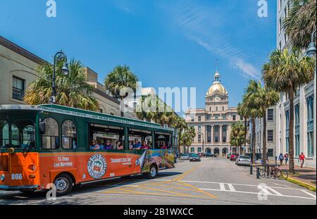 Savannah Tour Bus Verlässt Die City Hall Stockfoto