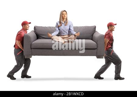 Junge Frau meditiert auf einem Sofa und zwei männliche Arbeiter, die das Sofa tragen, isoliert auf weißem Hintergrund Stockfoto