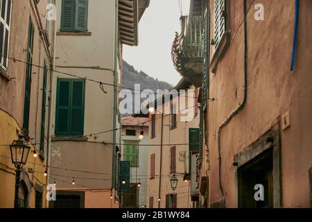 Iseo Lake, Pisogne, Brescia, Italien - 26. Dezember 2020: Altes Gebäude in einer schmalen Straße im Stadtzentrum, umgeben von alten italienischen Gebäuden in Pisogne, Brescia Stockfoto