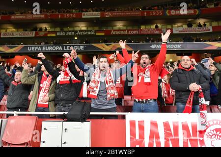 London, ENGLAND - 27. FEBRUAR Olympiacos-Fans während des UEFA Europa League-Spiels zwischen Arsenal und Olympiacos F.C. im Emirates-Stadion, London am Donnerstag, 27. Februar 2020. (Credit: Ivan Yordanov   MI News)nur redaktionelle Verwendung Credit: MI News & Sport /Alamy Live News Stockfoto