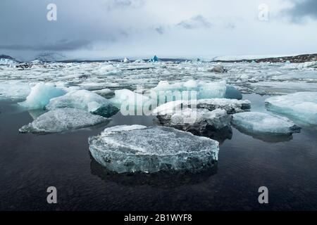 Details zu den Eisblöcken, die im Jökulsárlón-Gletschersee in Island schweben Stockfoto