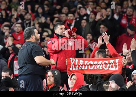 London, ENGLAND - 27. FEBRUAR Olympiacos-Fans während des UEFA Europa League-Spiels zwischen Arsenal und Olympiacos F.C. im Emirates-Stadion, London am Donnerstag, 27. Februar 2020. (Credit: Ivan Yordanov   MI News)nur redaktionelle Verwendung Credit: MI News & Sport /Alamy Live News Stockfoto