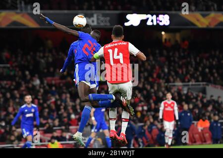 London, ENGLAND - 27. FEBRUAR Ousseynou Ba von Olympiacos bestreitet mit Pierre-Imarick Aubameyang von Arsenal einen Kopfschlag während des UEFA Europa League-Spiels zwischen Arsenal und Olympiacos F.C. im Emirates-Stadion, London am Donnerstag, 27. Februar 2020. (Credit: Ivan Yordanov   MI News)nur redaktionelle Verwendung Credit: MI News & Sport /Alamy Live News Stockfoto