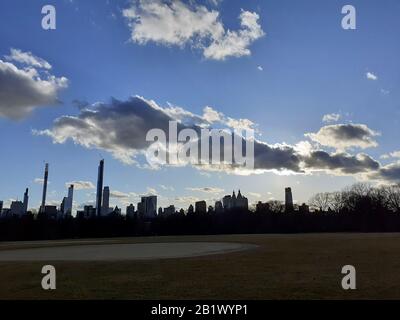 New York City, New York, Vereinigte Staaten. Februar 2020. Dramatische Wolken bilden sich während des Sonnenuntergangs über dem Gebäude von Midtown Manhattan vom Great Lawn im Central Park an einem blutrigen und kalten Tag in New York City aus. Credit: Adam Stoltman/Alamy Live News Stockfoto