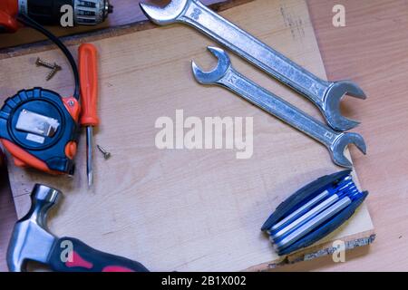 Satz von Handwerkzeugen auf Holzgrund Das Konzept von Werkzeugen und Reparaturarbeiten Stockfoto