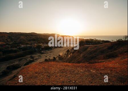 Mancora, Piura, Peru - April 2019 Panoramablick auf das Dorf vom Leuchtturm von Mancora bei einem bewölkten Sonnenuntergang Stockfoto