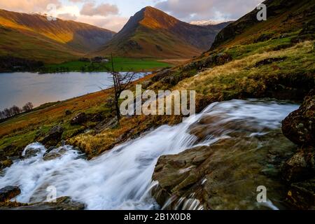 Comb Beck Wasserfall, Buttermere See & Fleetwith Pike im englischen Lake District. Stockfoto