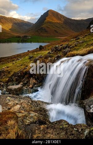 Comb Beck Wasserfall, Buttermere See & Fleetwith Pike im englischen Lake District. Stockfoto