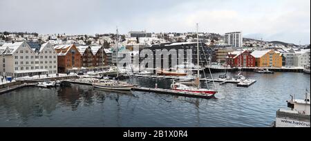 Blick auf den Hafen in der Stadt Tromso im Norden Norwegens Stockfoto