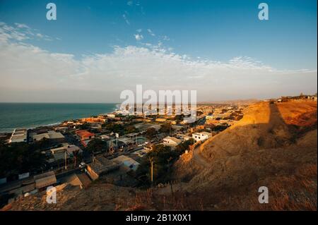 Mancora, Piura, Peru - April 2019 Panoramablick auf das Dorf vom Leuchtturm von Mancora bei einem bewölkten Sonnenuntergang Stockfoto