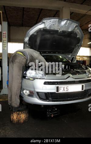 Auto, Werkstatt, Service, Reparatur, Auto, egr-Ventil, Diesel, Benzin, Dosis, Pumpe, Motor, Fahrzeug, Teile, gebraucht, Economy-Dieselmotor Stockfoto