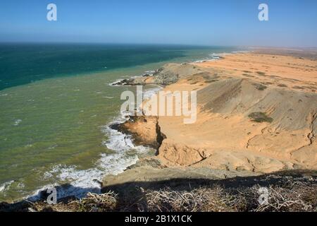 Blick auf die Karibik und die Wüste von Cerro Pilón de Azúcar, Cabo de la Vela, Guajira-Halbinsel, Kolumbien Stockfoto