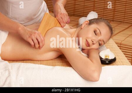 Schöne junge Frau mit Maderotherapie-Massagebehandlung im Spa-Salon - Wellness Stockfoto