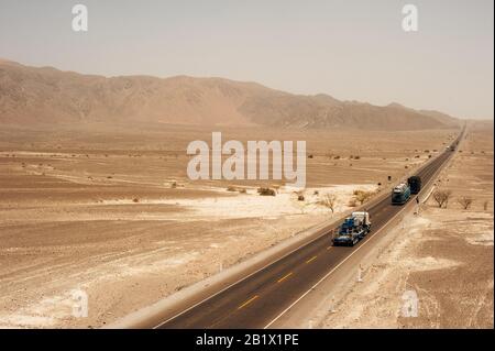Nasca führt auf der panamerikanischen Autobahn in Peru Stockfoto