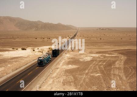 Nasca führt auf der panamerikanischen Autobahn in Peru Stockfoto