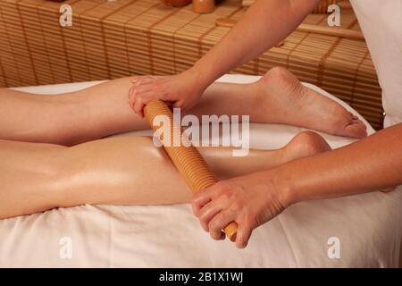 Schöne junge Frau mit Maderotherapie-Massagebehandlung im Spa-Salon - Wellness Stockfoto
