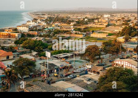 Mancora, Piura, Peru - April 2019 Panoramablick auf das Dorf vom Leuchtturm von Mancora bei einem bewölkten Sonnenuntergang Stockfoto