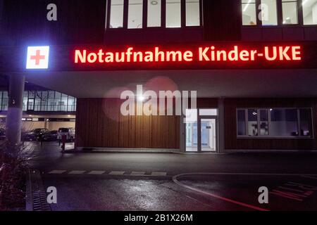 Hamburg, Deutschland. Februar 2020. Auf einem Gebäude am Universitätsklinikum Hamburg-Eppendorf befindet sich eine Leuchtreklame: "Notaufnahme Kinder-UKE". Erstmals wurde in Hamburg eine Infektion mit dem neuartigen Coronavirus nachgewiesen. Der Bewerber ist Mitarbeiter im Fachbereich Pädiatrie und Jugendmedizin des Universitätsklinikums Hamburg-Eppendorf (UKE). Kredit: Georg Wendt / dpa / Alamy Live News Stockfoto