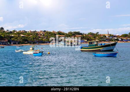 Buzios, Brasilien. Strand Von Ferradura. Schöne Aussicht auf viele Boote in der Bucht verankert. Sommer und Urlaubsziel in Südamerika. Stockfoto