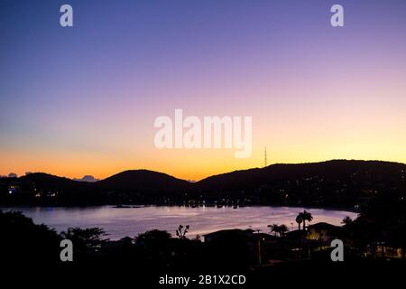 Buzios, Brasilien. Strand Von Ferradura. Blick auf die Bucht bei Sonnenuntergang. Schöne Nacht des Sommers. Stockfoto