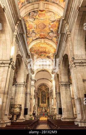 Lamego, Portugal - 24. Februar 2020: Innenraum der Kathedrale von Lamego in Portugal mit schönen Decken. Stockfoto