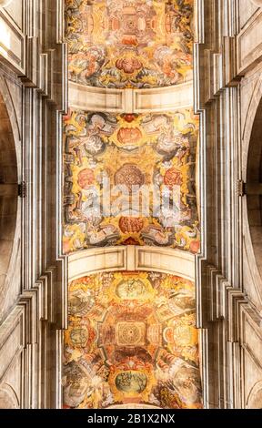 Lamego, Portugal - 24. Februar 2020: Detail der Decke des zentralen Teils der Kathedrale von Lamego in Portugal. Stockfoto