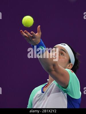 (200228) -- DOHA, 28. Feb. 2020 (Xinhua) -- Ons Jabeur aus Tunisien dient während des Dameneinzel Viertelfinalspiels gegen Petra Kvitova aus Tschechien bei den WTA Katar Open 2020 in Doha, Katar, 27. Februar 2020. Stockfoto