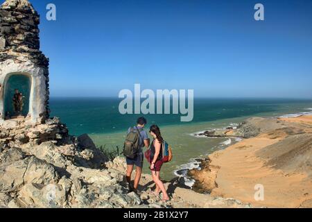 Blick auf die Karibik und die Wüste von Cerro Pilón de Azúcar, Cabo de la Vela, Guajira-Halbinsel, Kolumbien Stockfoto