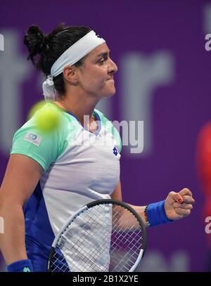 (200228) -- DOHA, 28. Feb. 2020 (Xinhua) -- Ons Jabeur aus Tunisien reagiert während des Dameneinzel Viertelfinalspiels gegen Petra Kvitova aus Tschechien bei den WTA Katar Open 2020 in Doha, Katar, 27. Februar 2020. Stockfoto