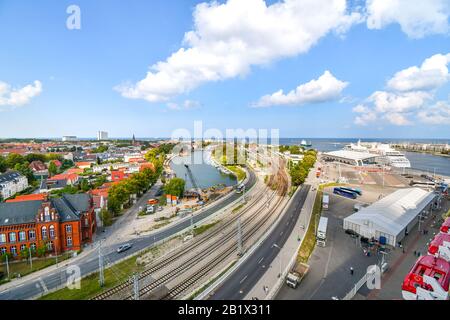 Blick von einem massiven Kreuzfahrtschiff der Bahn, Dem Alter Strom Kanal und dem Kreuzfahrthafen Warnemunde Rostock-Deutschland an der Ostsee. Stockfoto