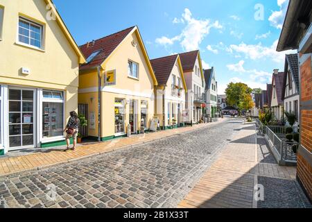 Typische historische malerische Straße mit Geschäften und Häusern im historischen Fischerdorf Warnemunde Rostock-Deutschland an der Ostseeküste. Stockfoto