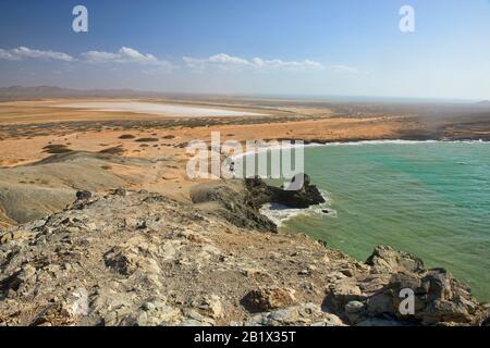 Blick auf die Karibik und die Wüste von Cerro Pilón de Azúcar, Cabo de la Vela, Guajira-Halbinsel, Kolumbien Stockfoto