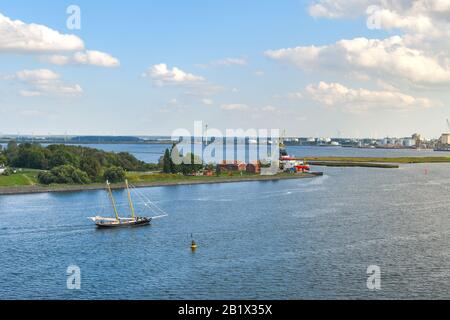 Luftbild eines alten Schoner Schiffs geht in Richtung Industrieabschnitt des Seehafens Warnemunde Rostock-Deutschland entlang der Ostsee. Stockfoto