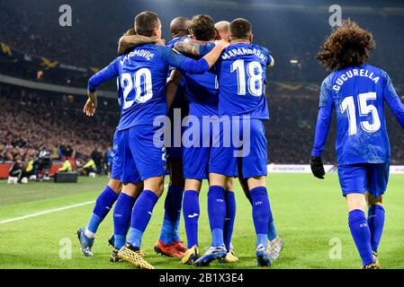 Amsterdam, Niederlande. Februar 2020. Getafe-Spieler feiern Jaime Mata von Getafe beim Europa-League-Spiel um 32 Spieler zwischen AFC Ajax und Getafe C.F. in der Johan Cruijff Arena in Amsterdam am 27. Februar 2020 (Foto von Andrew SURMA/ Credit: SIPA USA/Alamy Live News Stockfoto