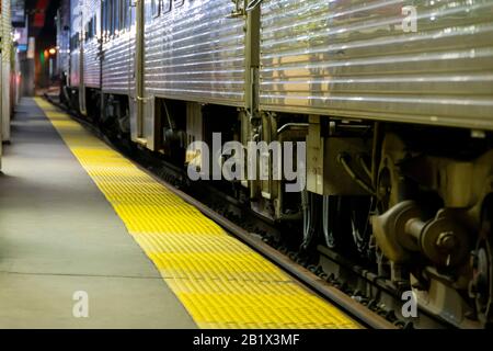 Chicago, Illinois, Vereinigte Staaten - 9. Februar 2020: Geparkte Metra-Bahn an der Union Station. Stockfoto