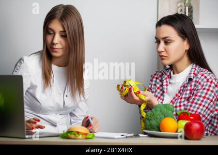 Junge Frau, Ernährungsberaterin bei der Gewichtsreduktion Klinik Stockfoto