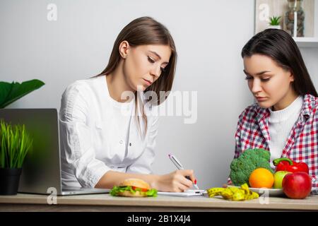 Junge Frau, Ernährungsberaterin bei der Gewichtsreduktion Klinik Stockfoto