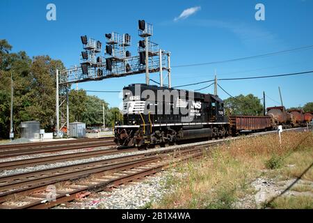 Dolton, Illinois, USA. Eine Norfolk Southern Locomotive führt die "Bottle Train"-Fracht durch die Chicagoer Vorortgemeinde Dolton, Illinois. Stockfoto