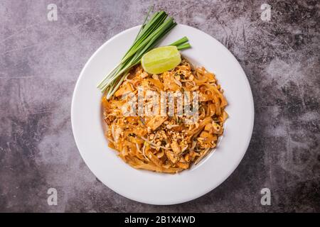 Thailändische Küche, Noodle Padthai im Gericht Stockfoto